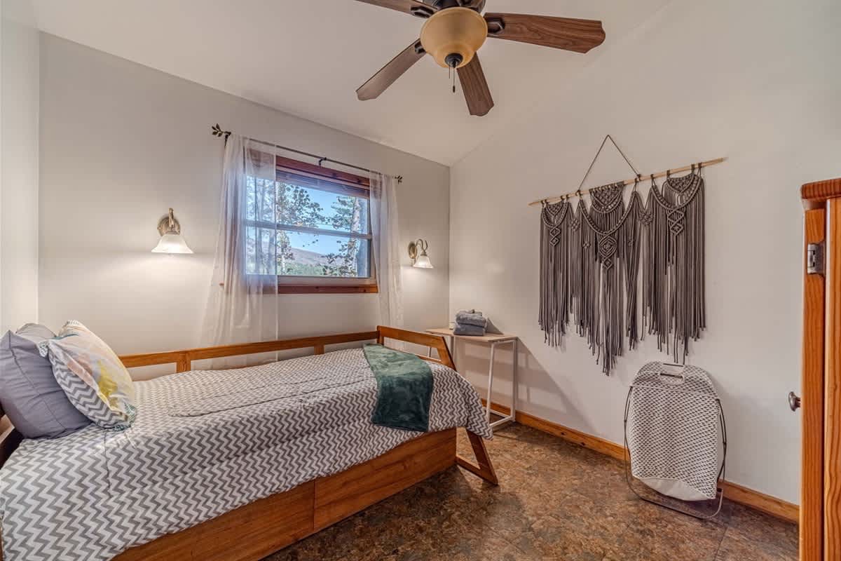 WANDERLUST - CHARMING MOUNTAIN CABIN W/ HOT TUB