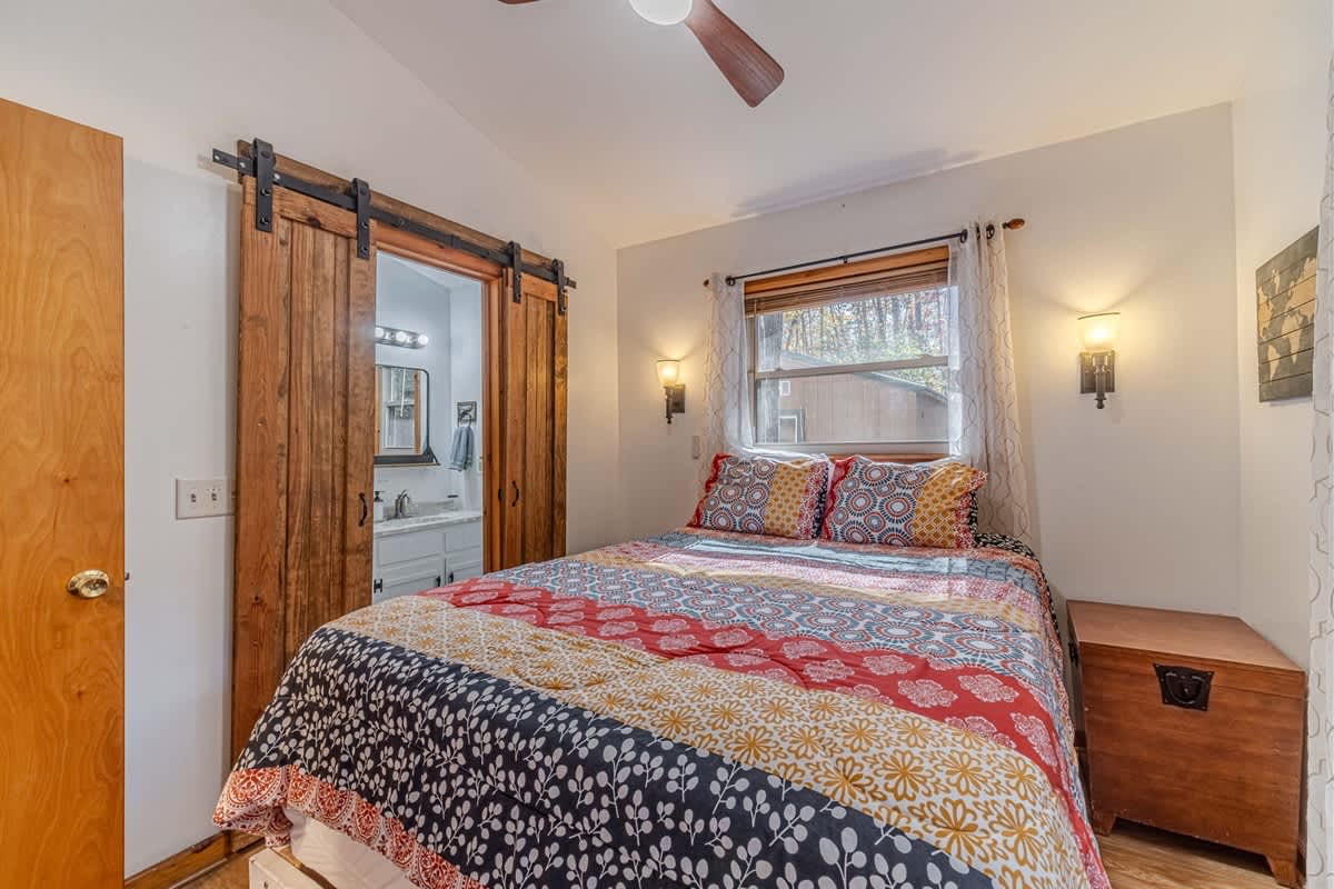 WANDERLUST - CHARMING MOUNTAIN CABIN W/ HOT TUB