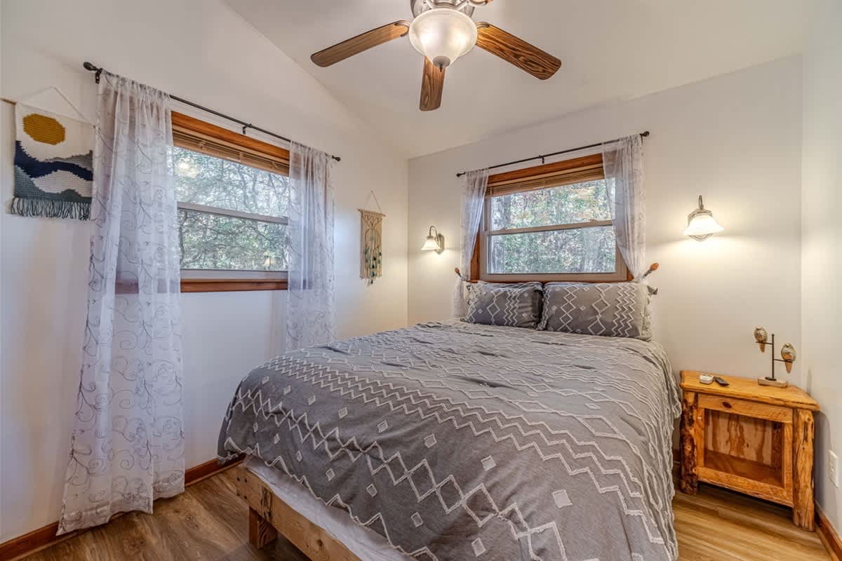 WANDERLUST - CHARMING MOUNTAIN CABIN W/ HOT TUB