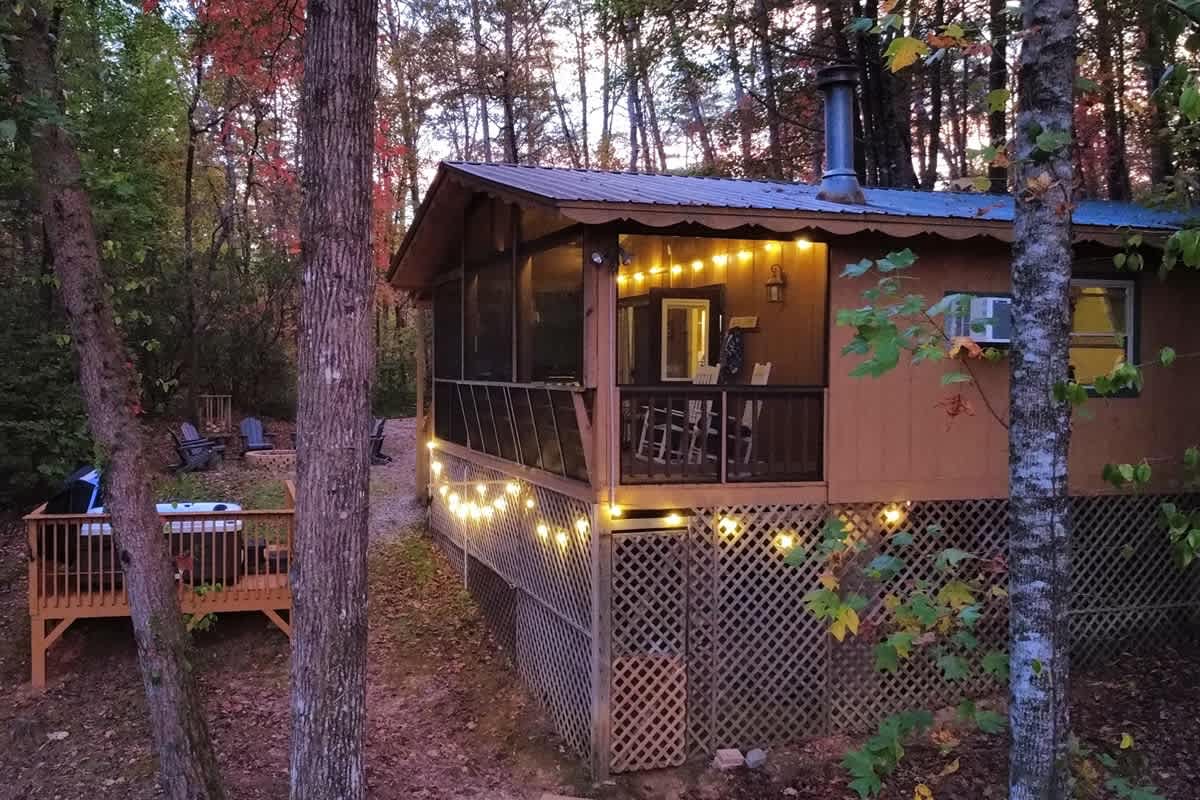 WANDERLUST - CHARMING MOUNTAIN CABIN W/ HOT TUB