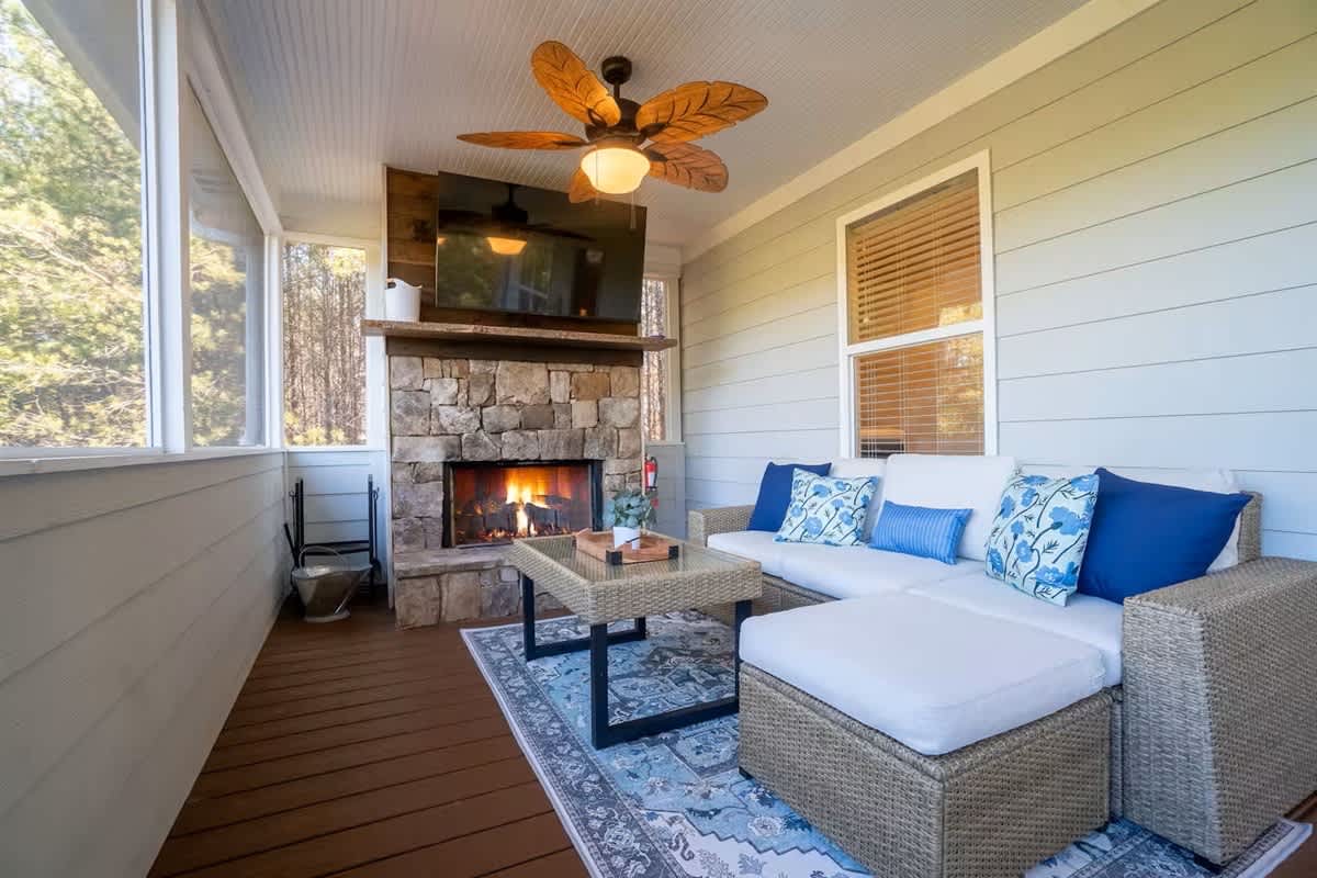 GOLDEN TEE HAUS - HOT TUB•POOL TABLE•PORCH