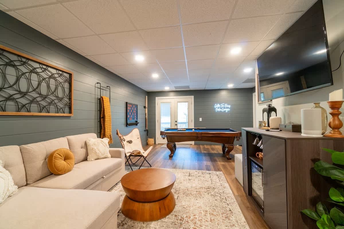 GOLDEN TEE HAUS - HOT TUB•POOL TABLE•PORCH