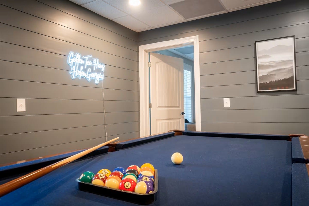 GOLDEN TEE HAUS - HOT TUB•POOL TABLE•PORCH