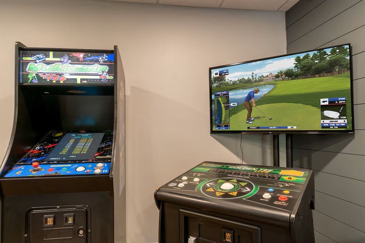 GOLDEN TEE HAUS - HOT TUB•POOL TABLE•PORCH