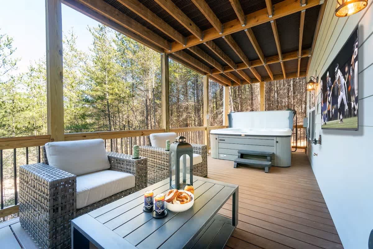 GOLDEN TEE HAUS - HOT TUB•POOL TABLE•PORCH