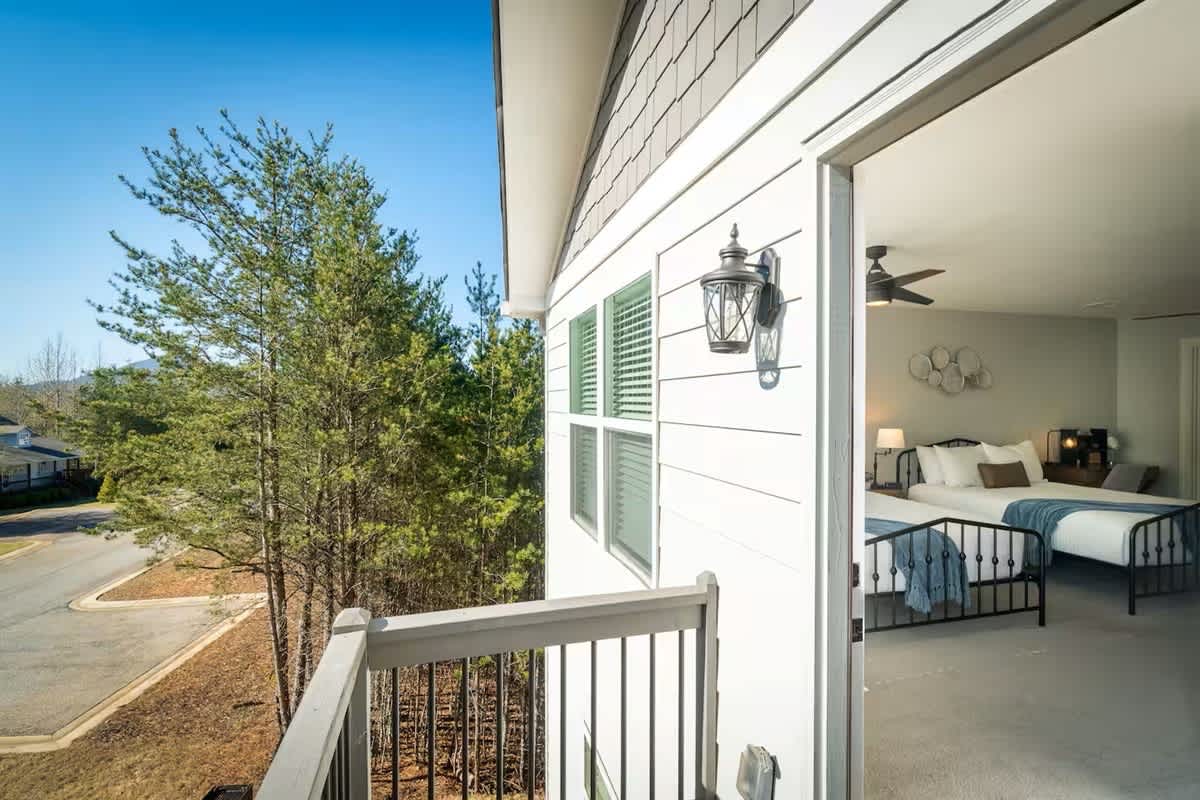 GOLDEN TEE HAUS - HOT TUB•POOL TABLE•PORCH