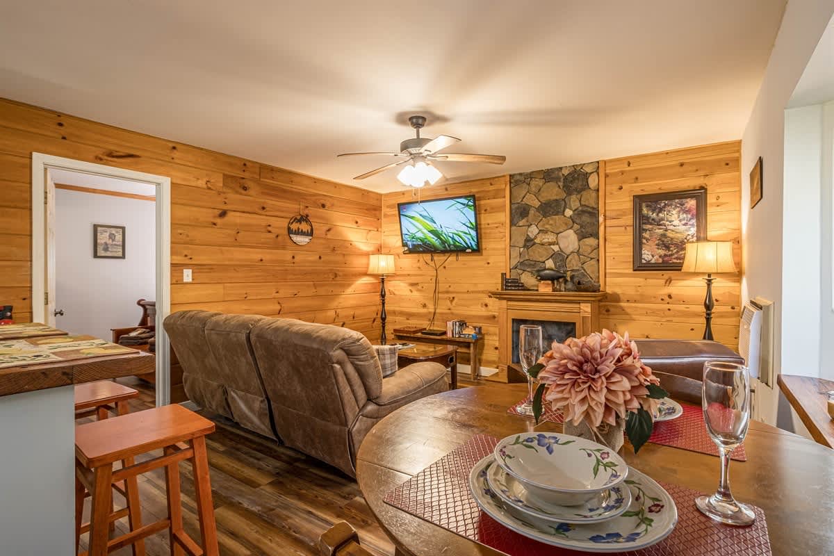 CREEKSIDE COTTAGE |PET FRIENDLY & HOT TUB