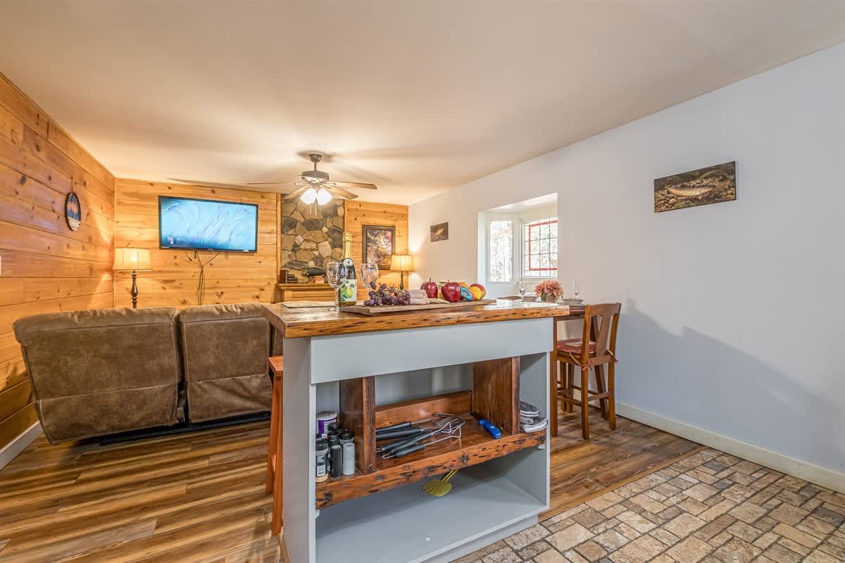 CREEKSIDE COTTAGE |PET FRIENDLY & HOT TUB