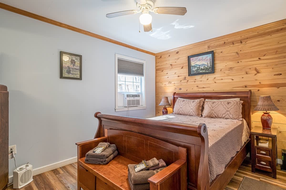 CREEKSIDE COTTAGE |PET FRIENDLY & HOT TUB
