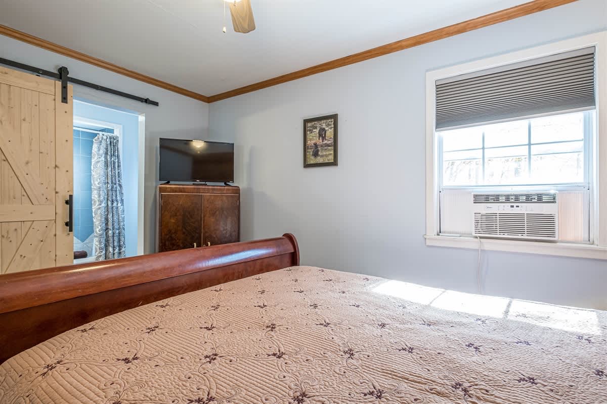 CREEKSIDE COTTAGE |PET FRIENDLY & HOT TUB