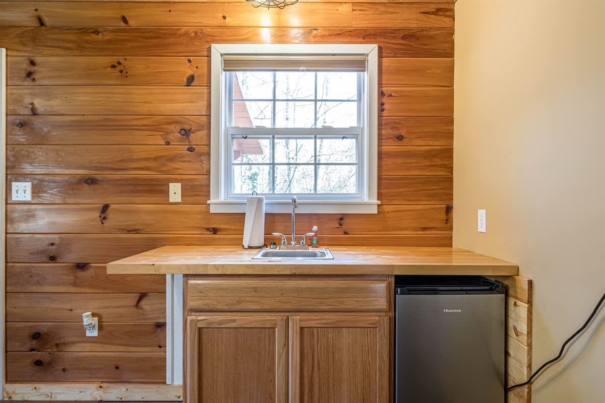 CREEKSIDE COTTAGE |PET FRIENDLY & HOT TUB