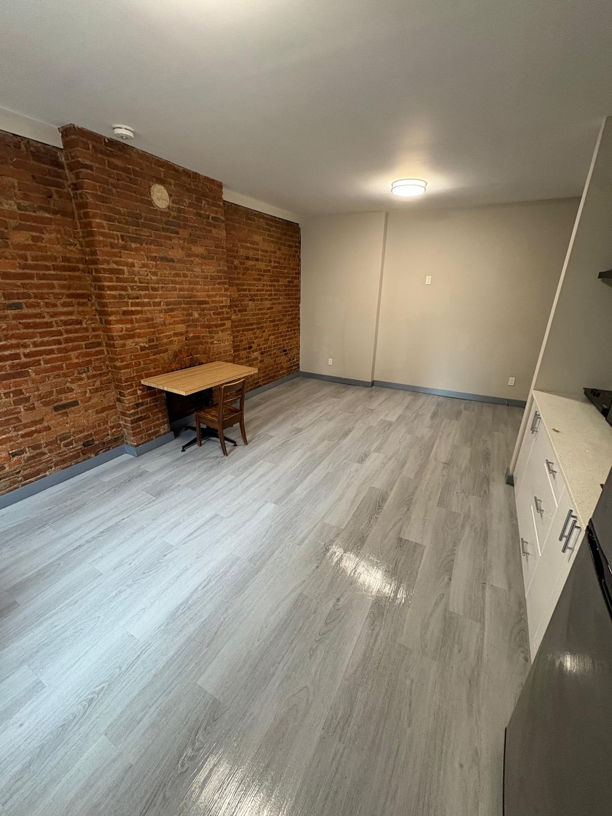 #40.2 St. Catharines 1-bedroom Hotel-Apartment