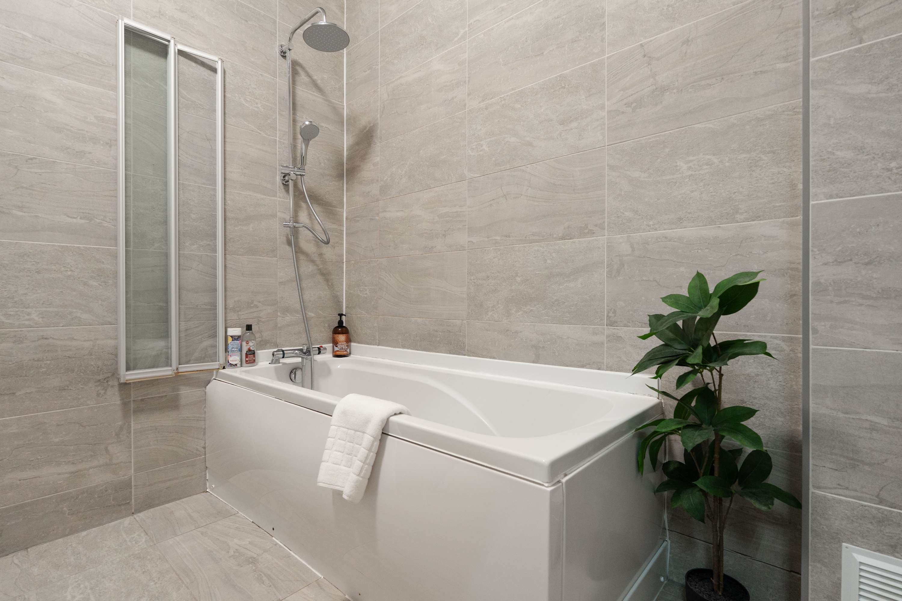 Spacious apartment for groups in City Centre in Berry Street L1 4JF - Property image 17 - VivreStays