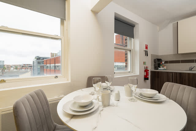 2 Bedroom Berry Street Apartments in Berry Street L1 4JF - Property image 10 - VivreStays