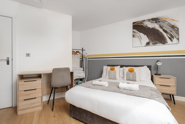 2 Bedroom Berry Street Apartments in Berry Street L1 4JF - Property image 2 - VivreStays