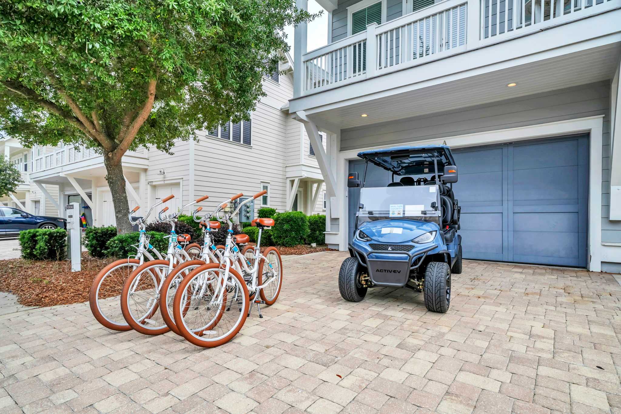 Home features 4 adult bikes and 6 seater golf cart