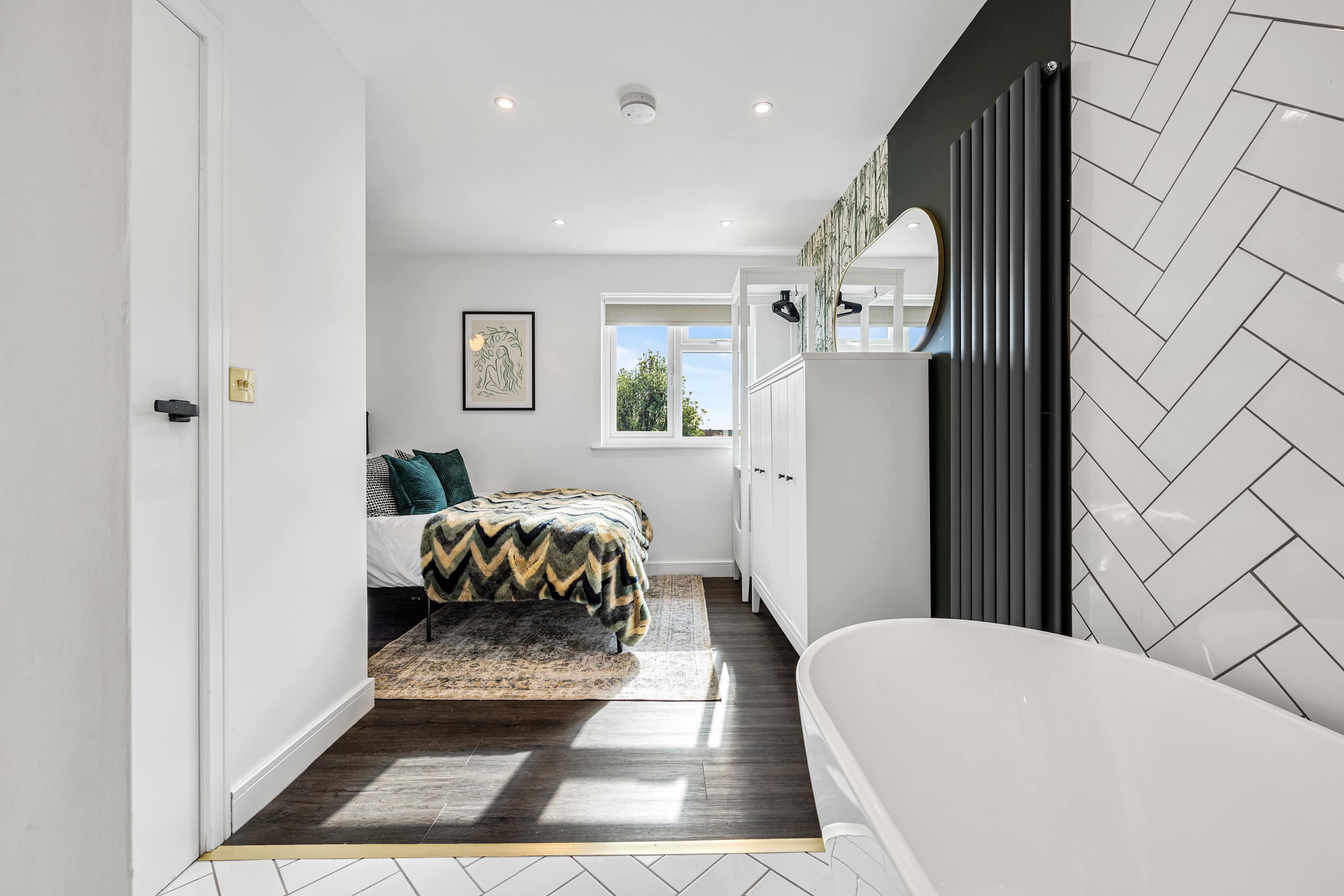 4Bed Salford Quays | Sleeps 8 | 2 Ensuites|Parking in Crowther Avenue 7 M5 3JU - Property image 8 - VivreStays