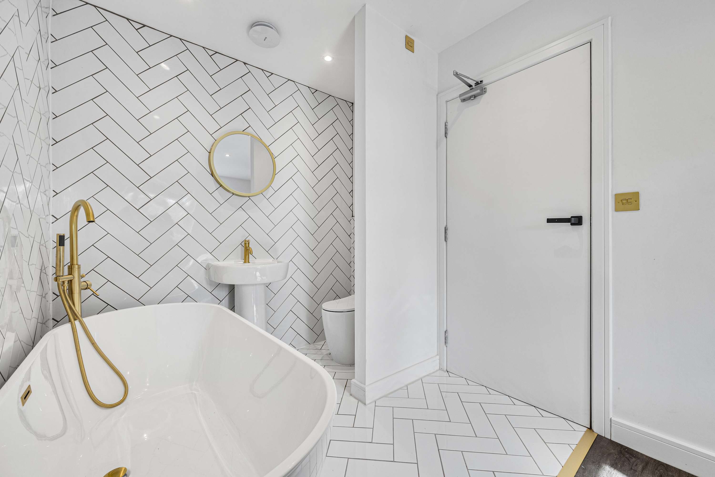 4Bed Salford Quays | Sleeps 8 | 2 Ensuites|Parking in Crowther Avenue 7 M5 3JU - Property image 3 - VivreStays