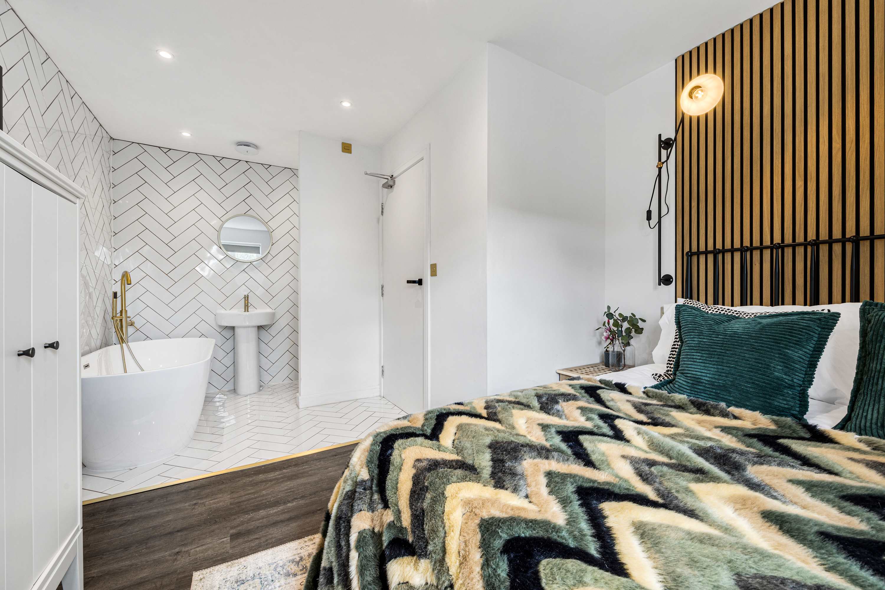 4Bed Salford Quays | Sleeps 8 | 2 Ensuites|Parking in Crowther Avenue 7 M5 3JU - Property image 29 - VivreStays