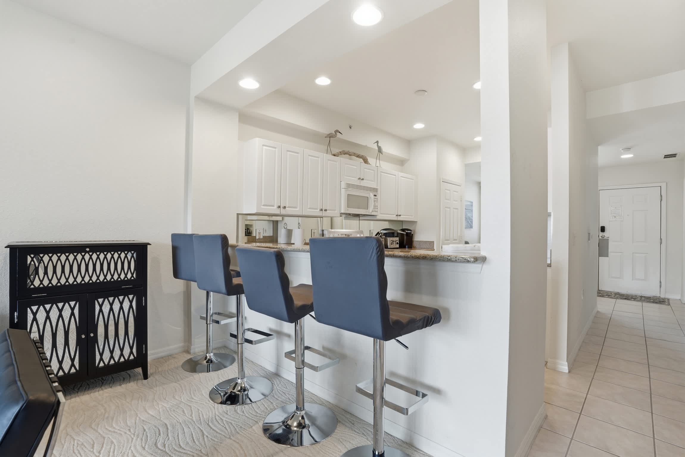 814 Lake and Fountain View Chic Furnishings | Photo 20