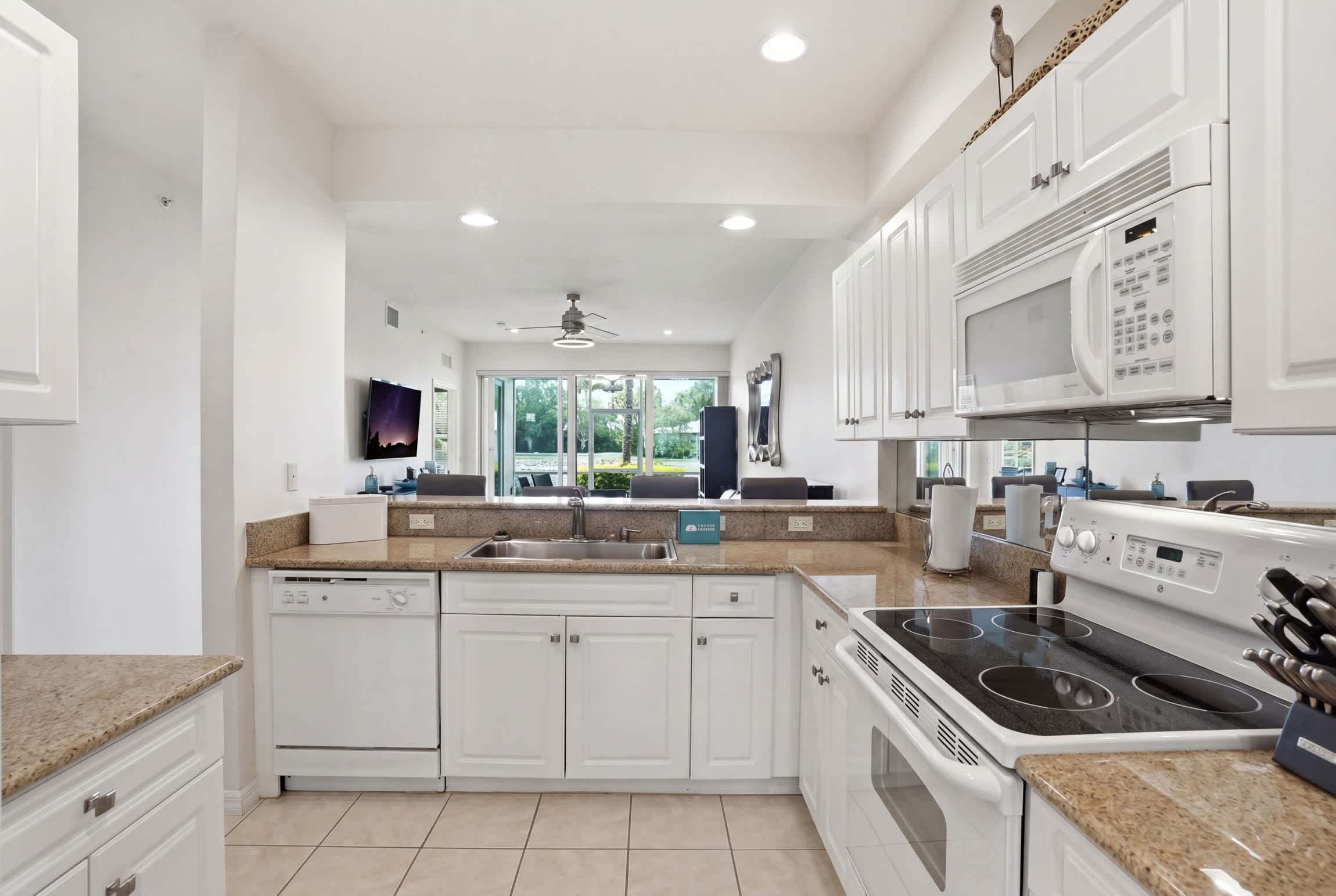 814 Lake and Fountain View Chic Furnishings | Photo 2