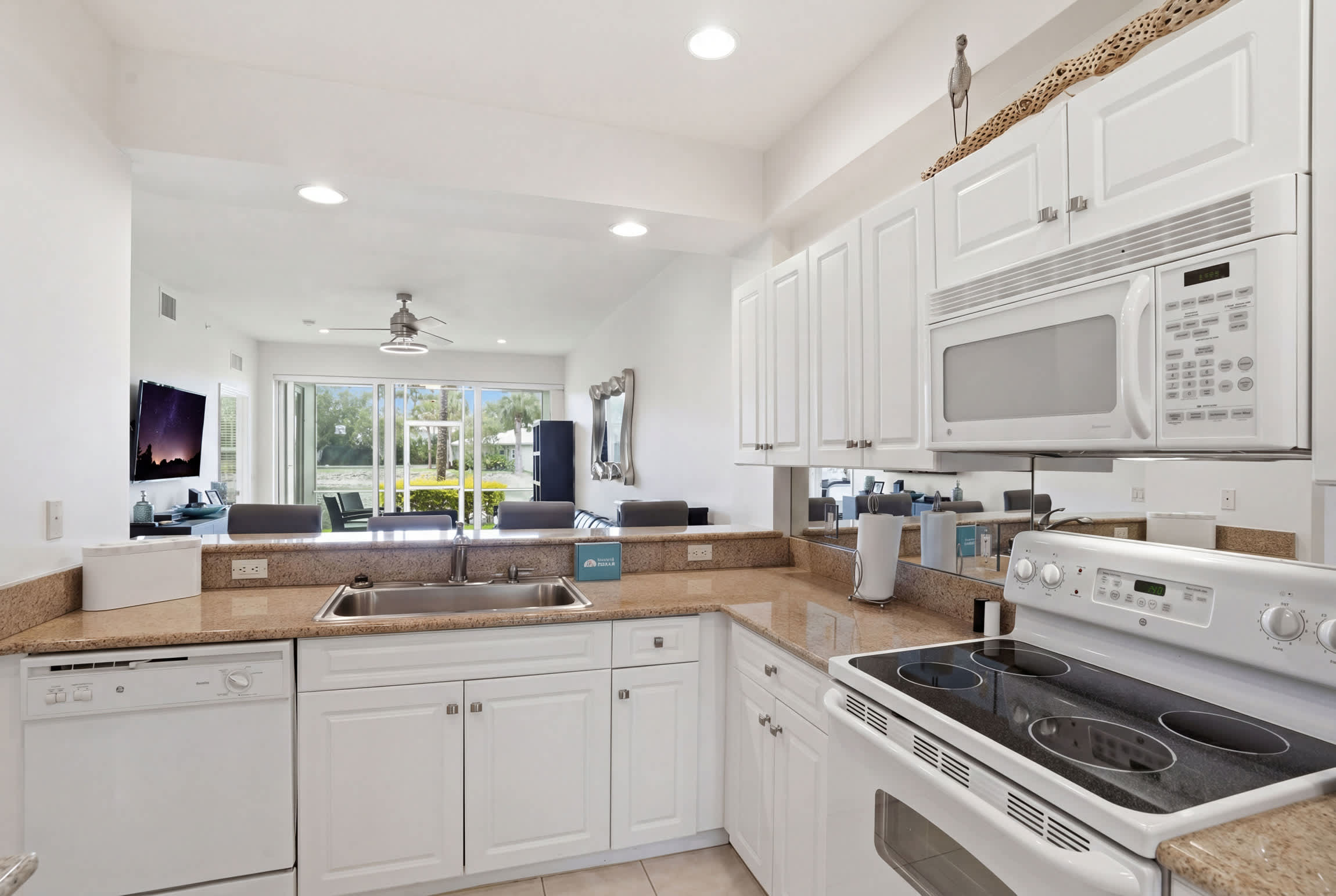 814 Lake and Fountain View Chic Furnishings | Photo 18