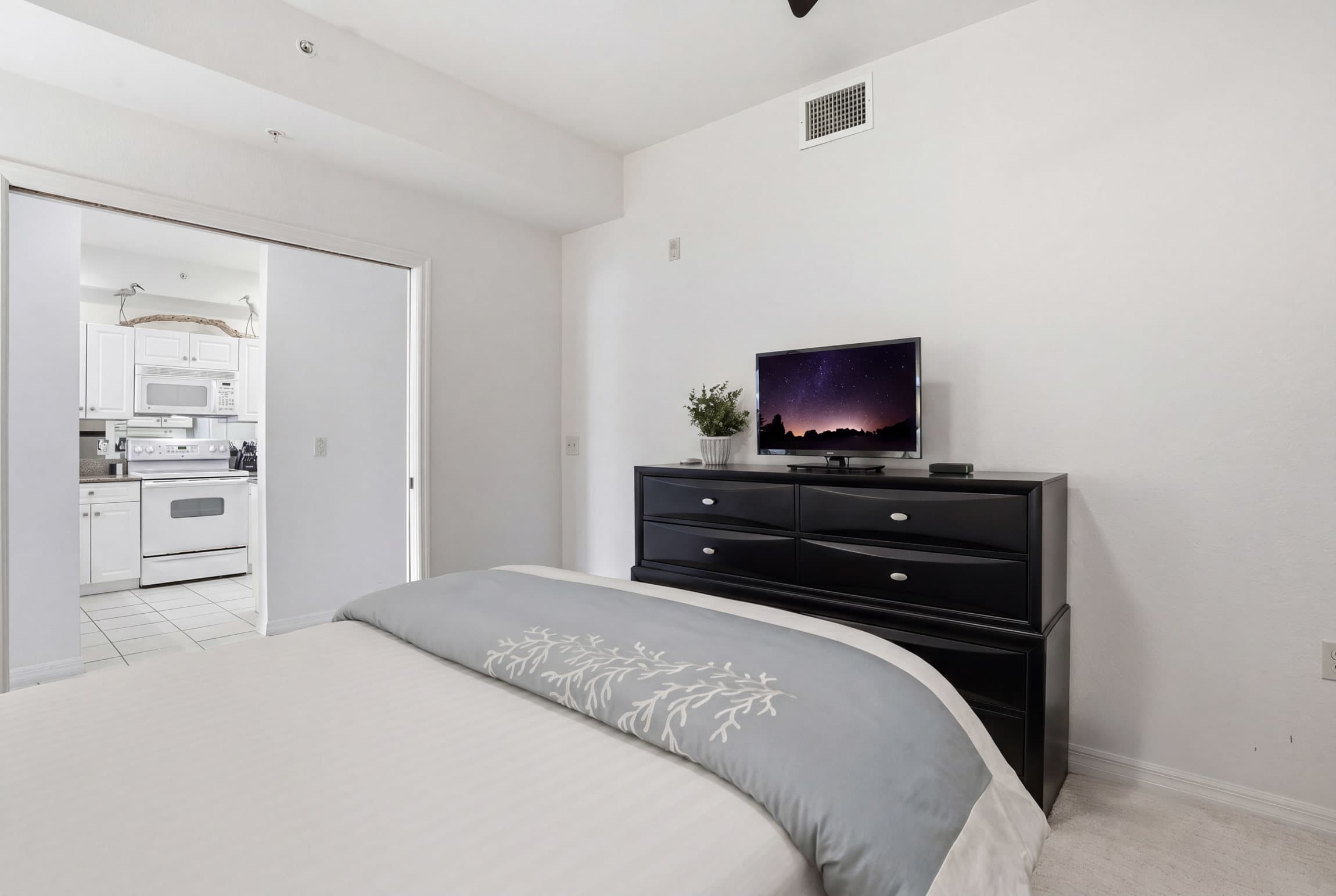 814 Lake and Fountain View Chic Furnishings | Photo 27