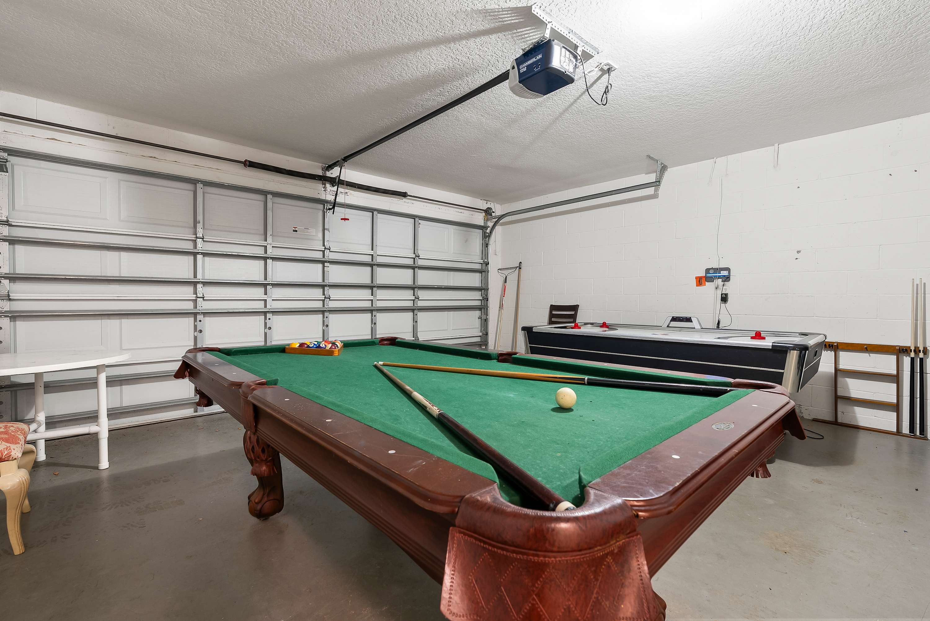 4BR family home - Star Wars, Mickey & pool table