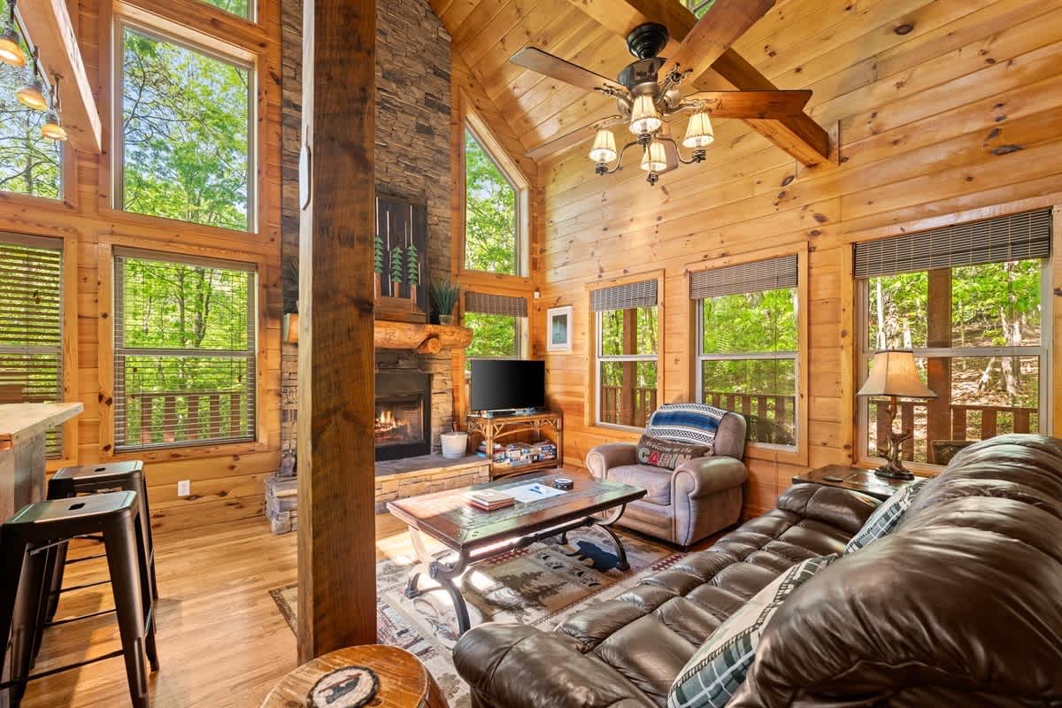 SECLUDED CABIN | SAUNA | HOT TUB | PET FRIENDLY