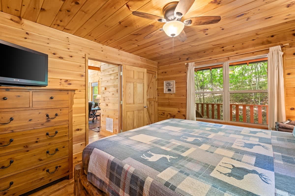 SECLUDED CABIN | SAUNA | HOT TUB | PET FRIENDLY