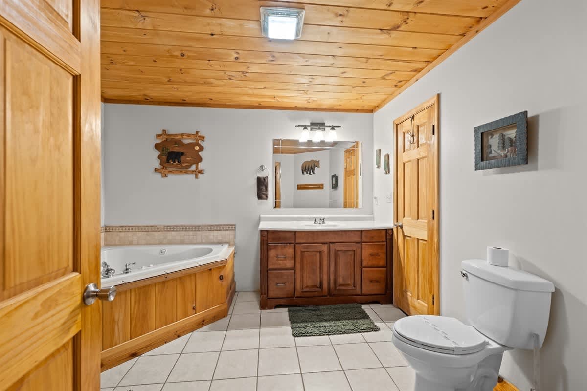 SECLUDED CABIN | SAUNA | HOT TUB | PET FRIENDLY