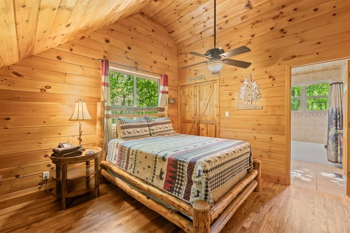 SECLUDED CABIN | SAUNA | HOT TUB | PET FRIENDLY