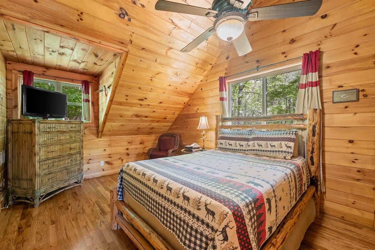SECLUDED CABIN | SAUNA | HOT TUB | PET FRIENDLY