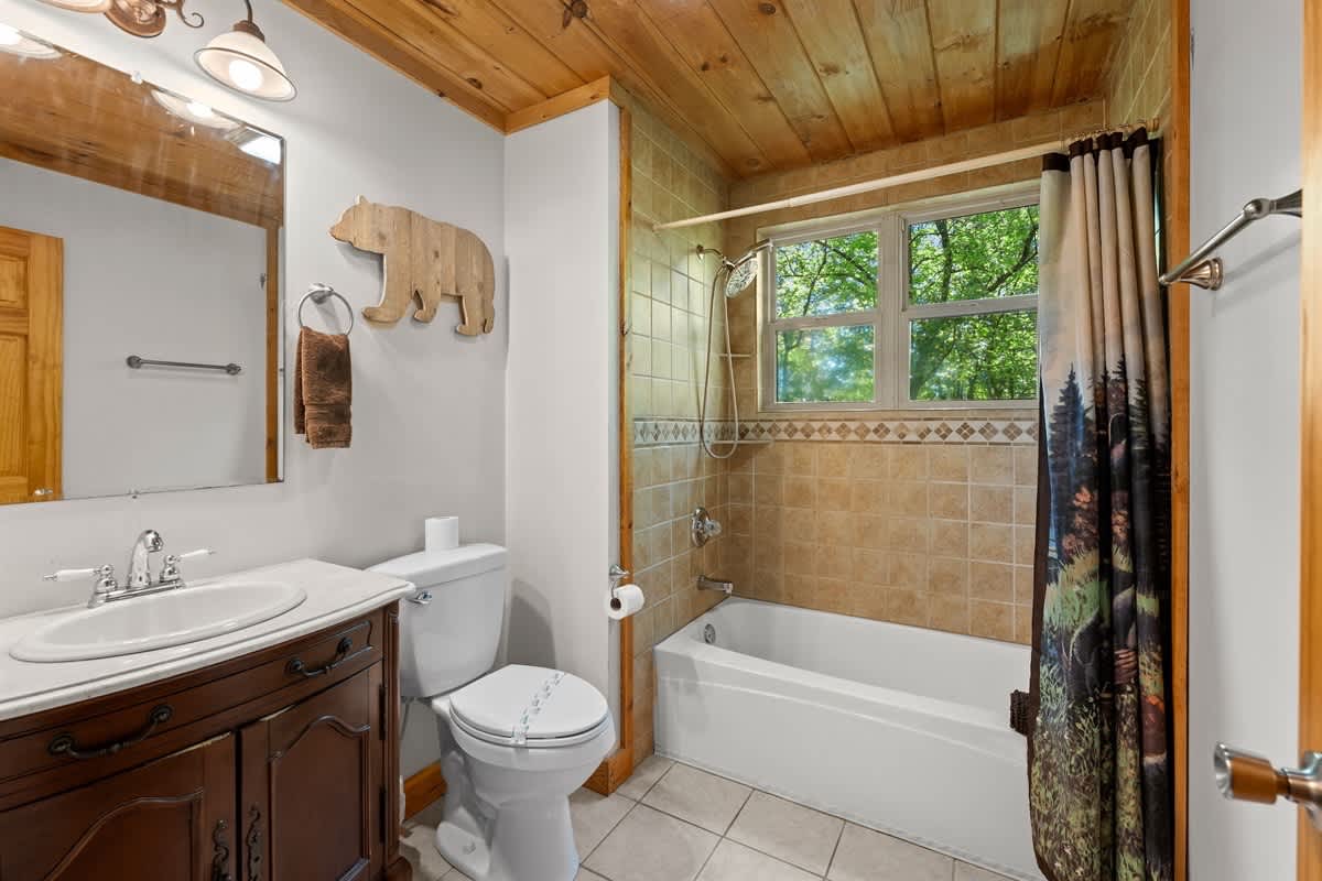 SECLUDED CABIN | SAUNA | HOT TUB | PET FRIENDLY