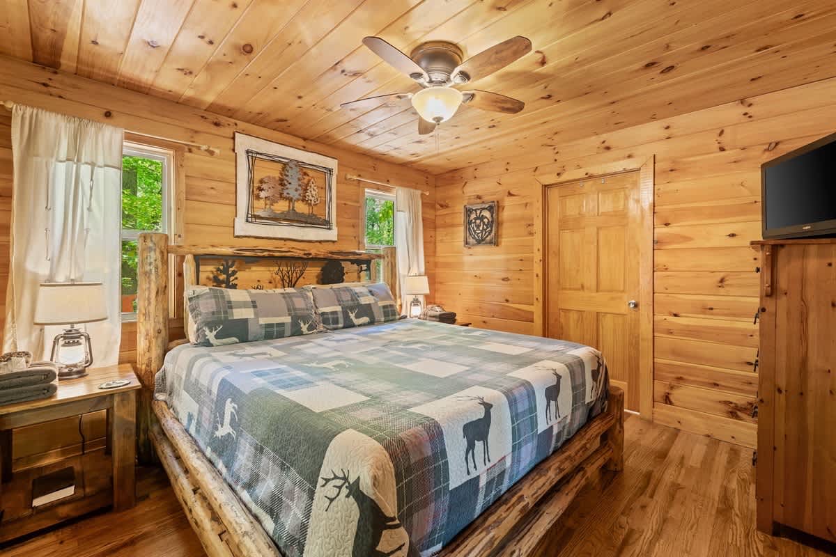 SECLUDED CABIN | SAUNA | HOT TUB | PET FRIENDLY