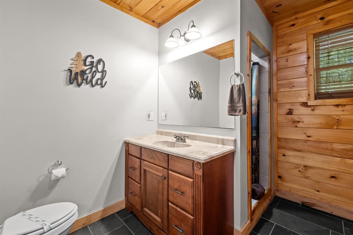 SECLUDED CABIN | SAUNA | HOT TUB | PET FRIENDLY