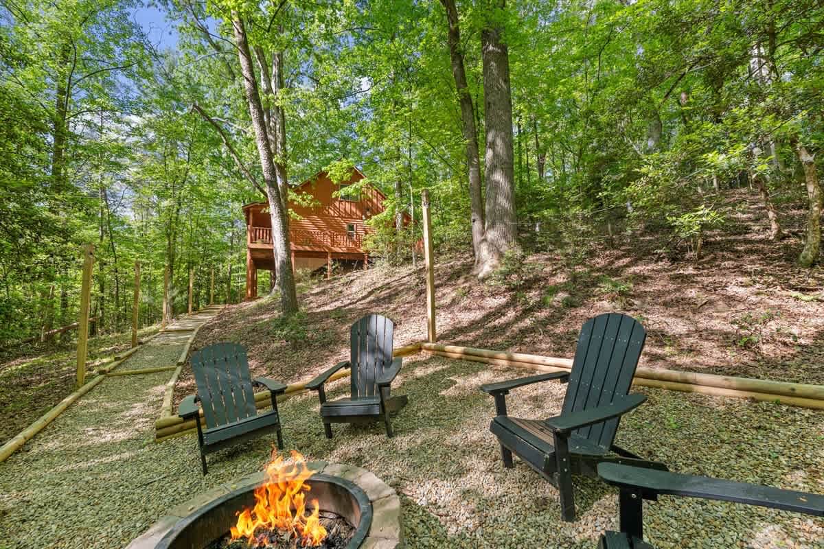 SECLUDED CABIN | SAUNA | HOT TUB | PET FRIENDLY