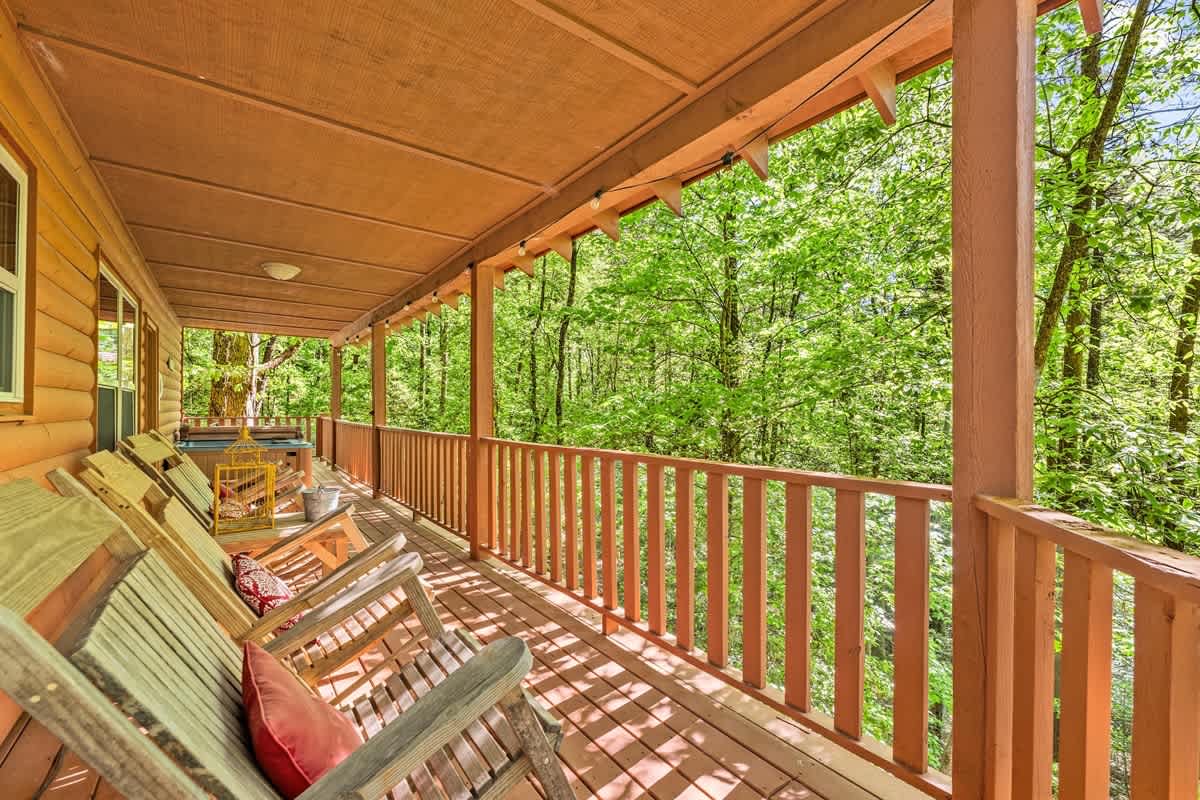 SECLUDED CABIN | SAUNA | HOT TUB | PET FRIENDLY