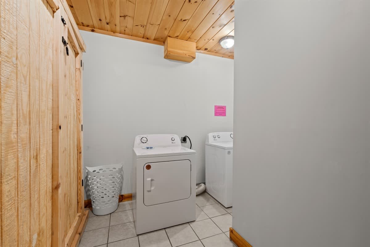 SECLUDED CABIN | SAUNA | HOT TUB | PET FRIENDLY