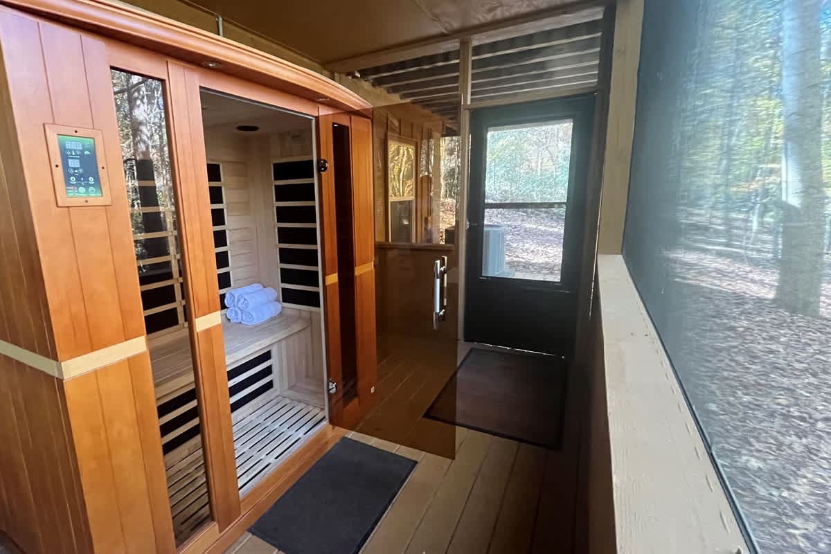 PRIVATE LOG CABIN l PET FRIENDLY | HOT TUB l SAUNA
