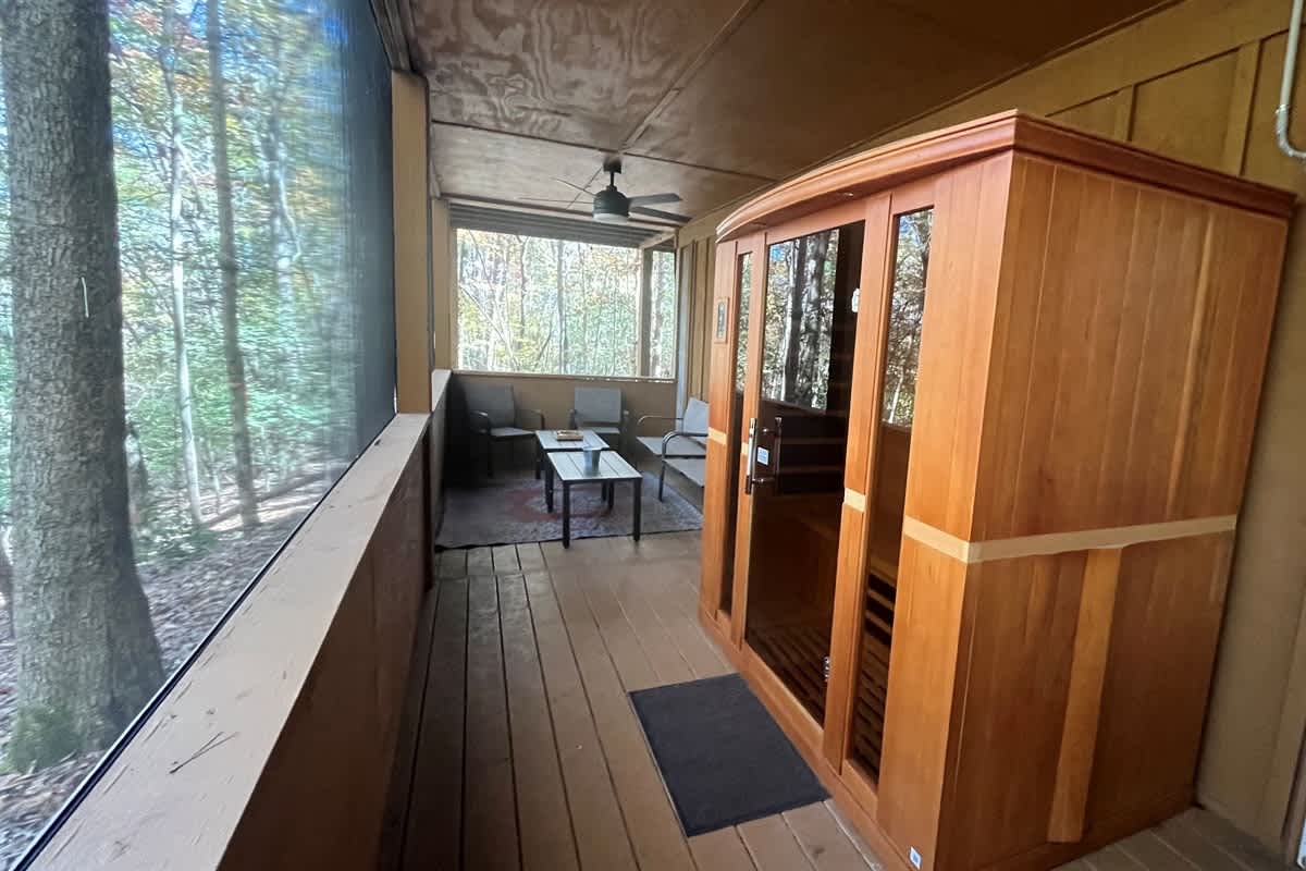 PRIVATE LOG CABIN l PET FRIENDLY | HOT TUB l SAUNA