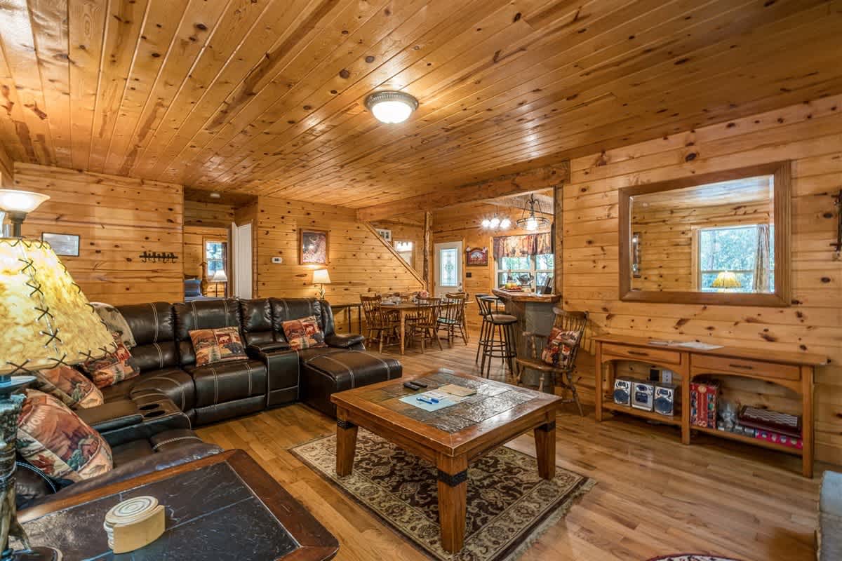 PRIVATE LOG CABIN l PET FRIENDLY | HOT TUB l SAUNA