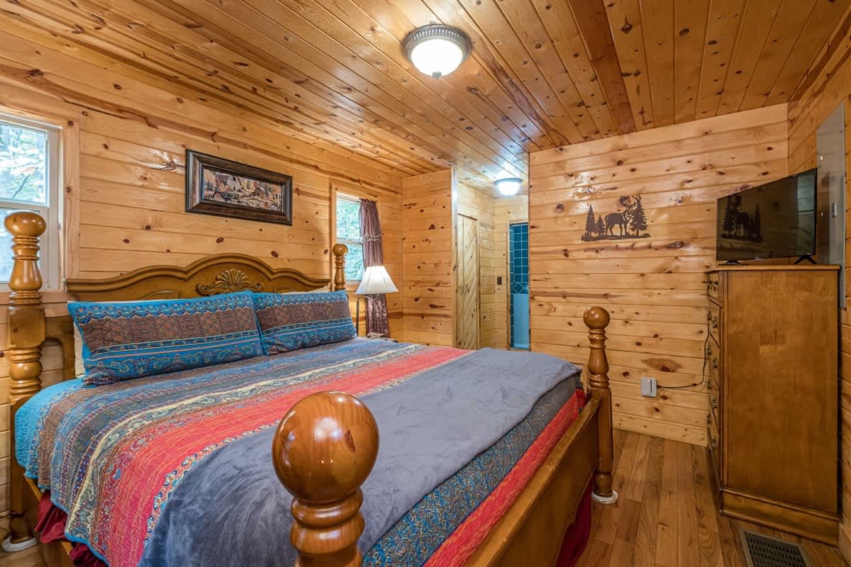 PRIVATE LOG CABIN l PET FRIENDLY | HOT TUB l SAUNA