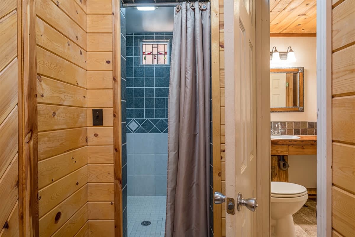 PRIVATE LOG CABIN l PET FRIENDLY | HOT TUB l SAUNA