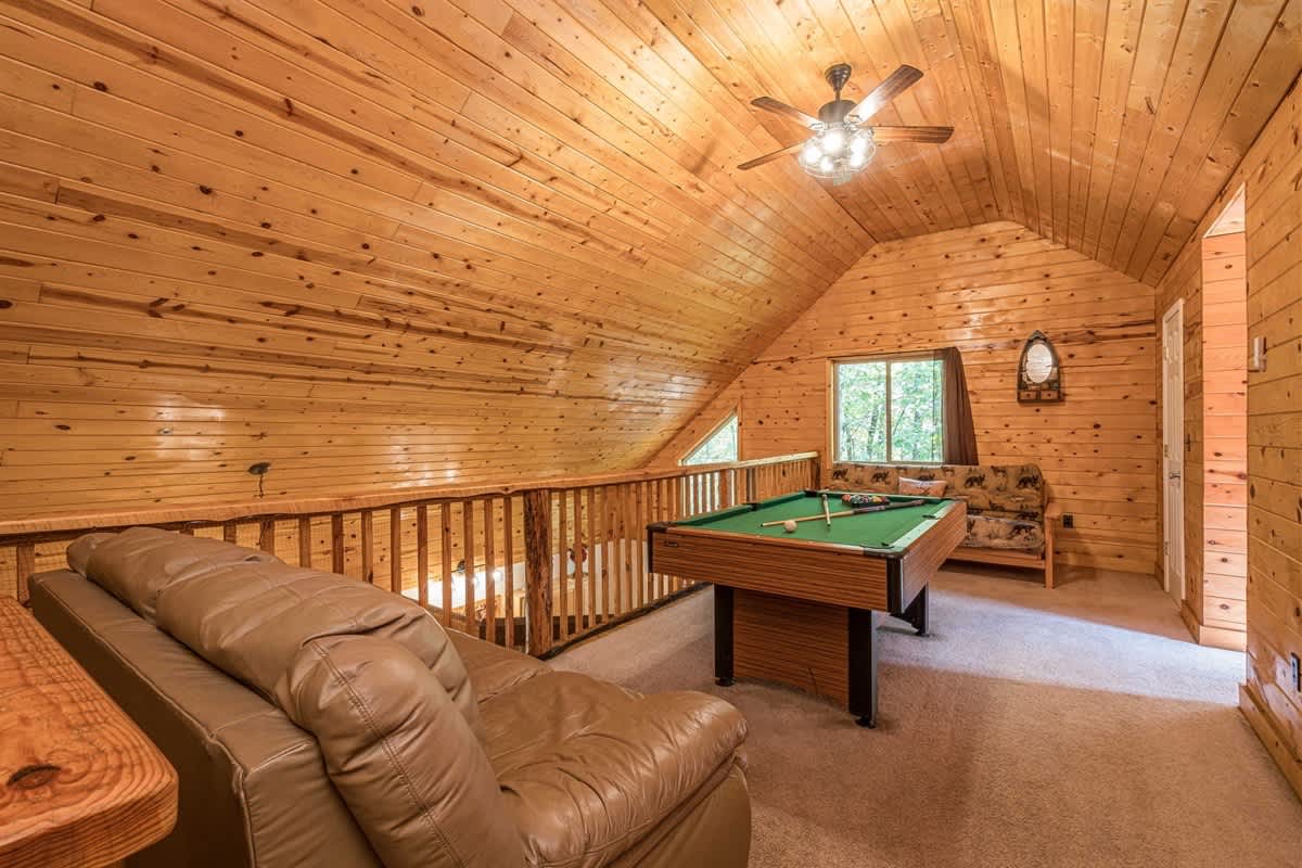 PRIVATE LOG CABIN l PET FRIENDLY | HOT TUB l SAUNA