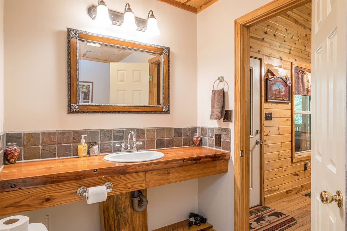 PRIVATE LOG CABIN l PET FRIENDLY | HOT TUB l SAUNA