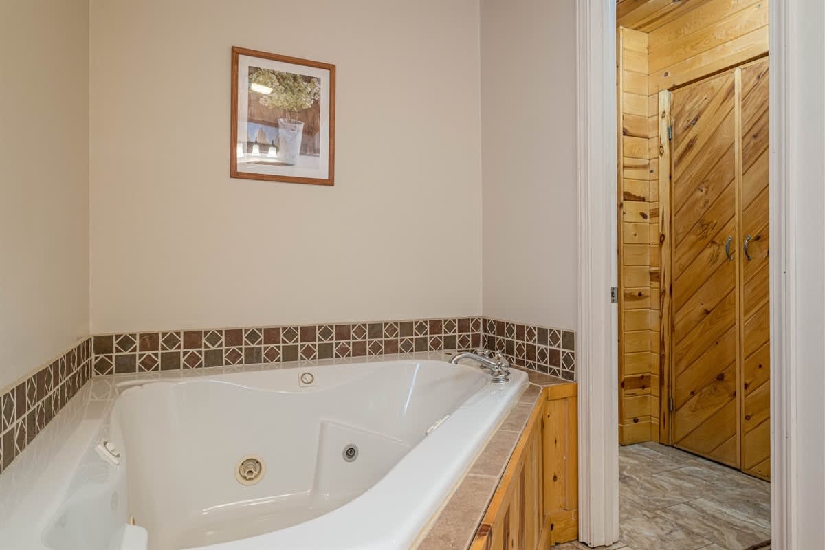 PRIVATE LOG CABIN l PET FRIENDLY | HOT TUB l SAUNA