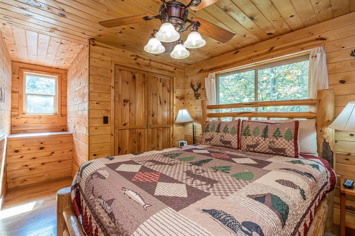 PRIVATE LOG CABIN l PET FRIENDLY | HOT TUB l SAUNA