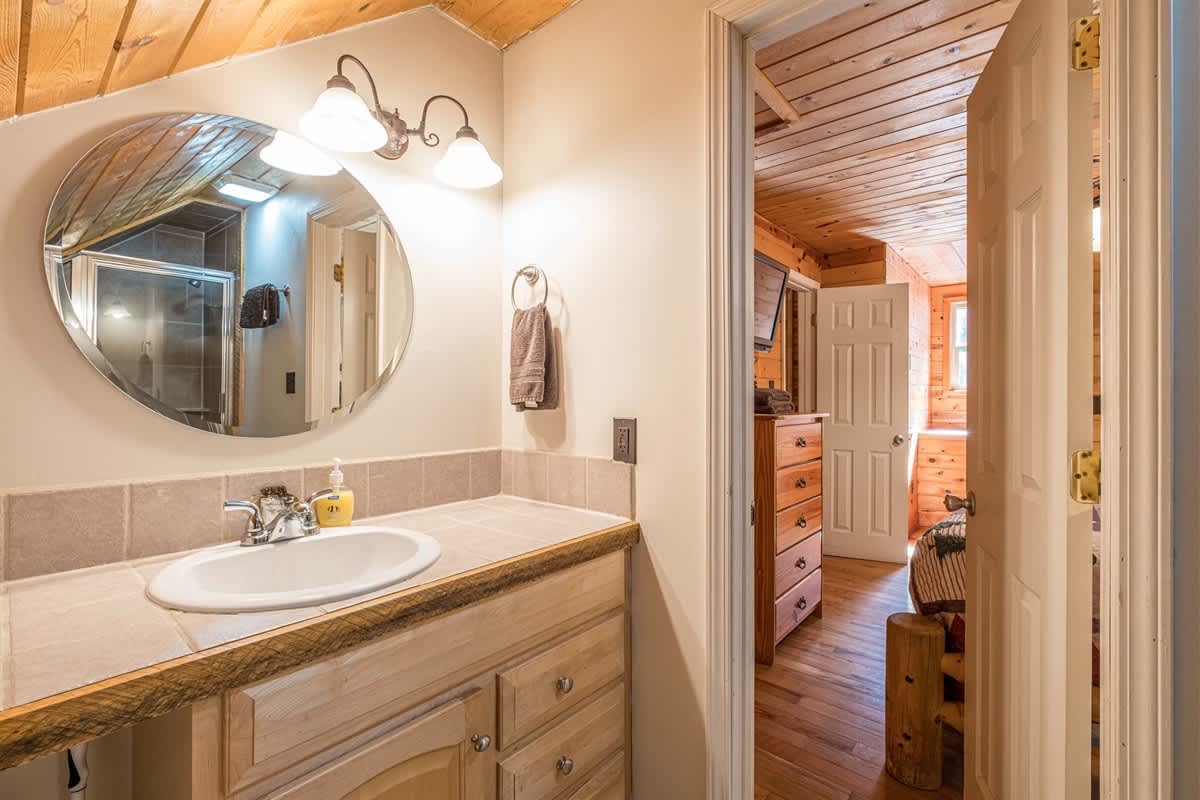 PRIVATE LOG CABIN l PET FRIENDLY | HOT TUB l SAUNA