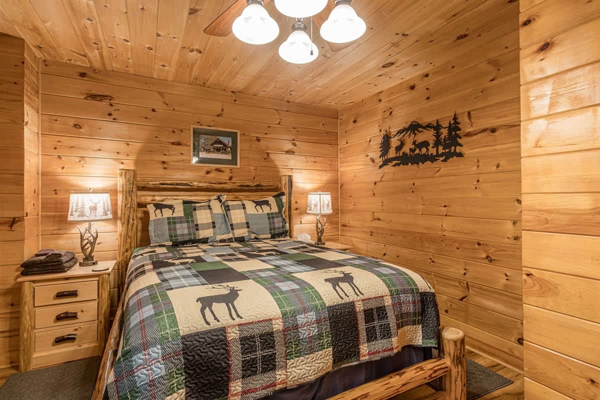 PRIVATE LOG CABIN l PET FRIENDLY | HOT TUB l SAUNA